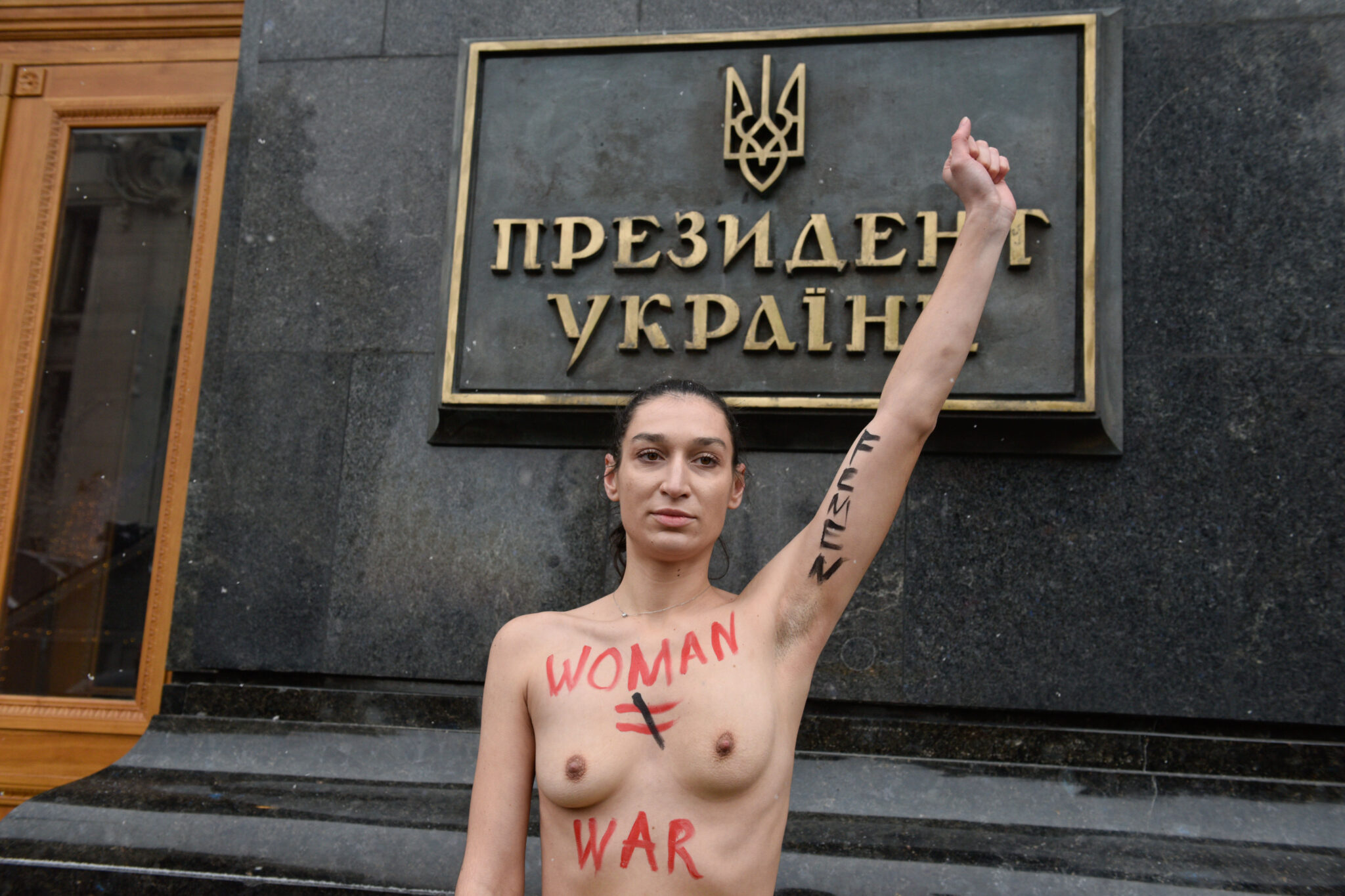 Голая украинка в киевском метро фото